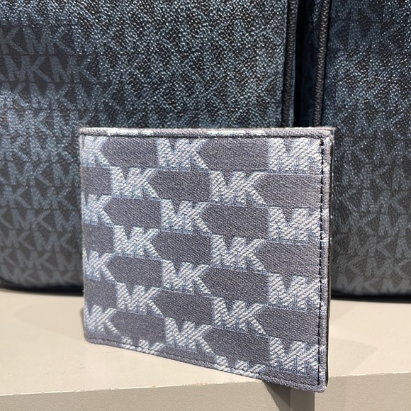 Michael Kors Men’s Women’s Cooper Logo Fabric Billfold Wallet Navy NWT
Unisex - Picture 4 of 16